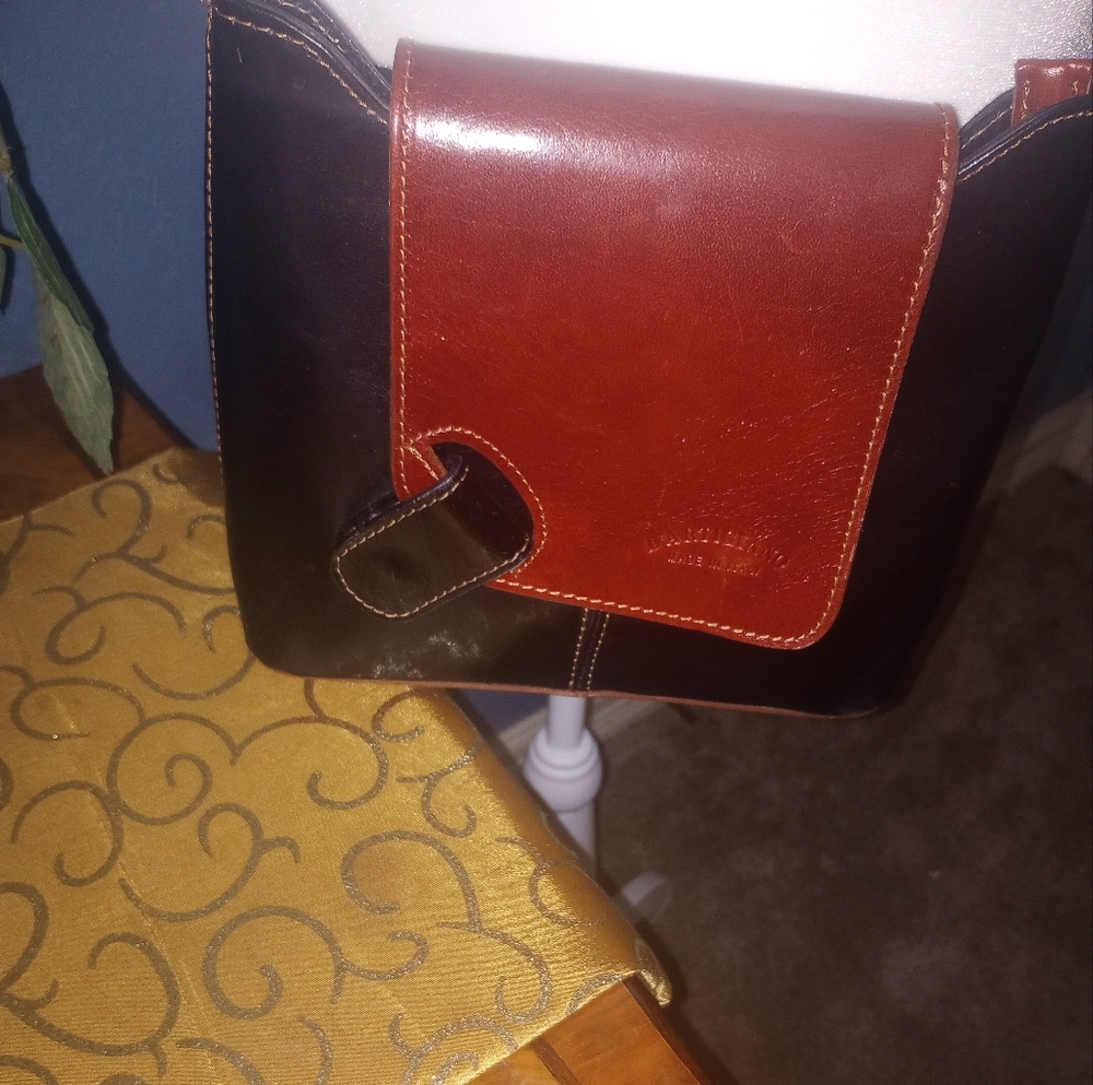 Elegant Black and Brown Crossbody Bag with Timeless Design